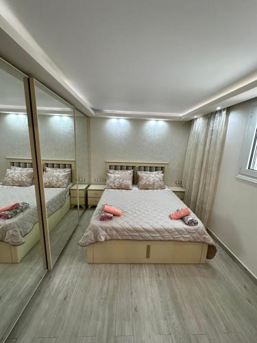 um quarto com 2 camas e um espelho grande em Sea Wave House em Hanioti