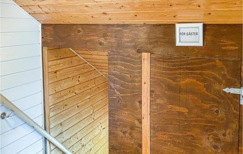 una sauna con un cartel que diga: en 3 Bedroom Lovely Home In Mellerud, en Mellerud