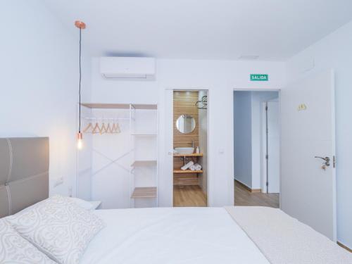 Tempat tidur dalam kamar di Cubo's Hostal William's Sunny 3 with Breakfast