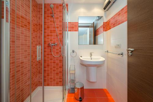 Un pequeño baño con lavabo y ducha. en Orquidea, en San Juan de los Terreros