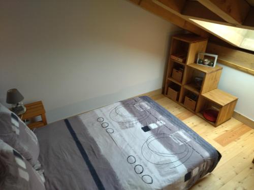 une chambre avec un lit dans l'angle d'une pièce dans l'établissement RESIDENCE SASKYA, à Samoëns