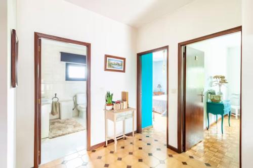 um corredor com uma porta que leva a um quarto em Villa Clementina em Barcelos