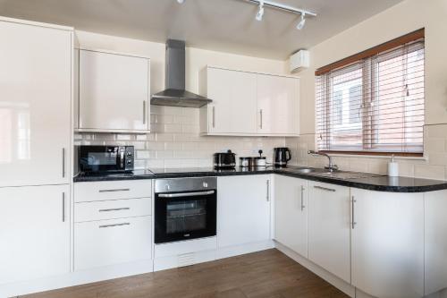 Η κουζίνα ή μικρή κουζίνα στο Spacious 2BR Flat - 2 Free Parking Spaces - Near LGW Airport