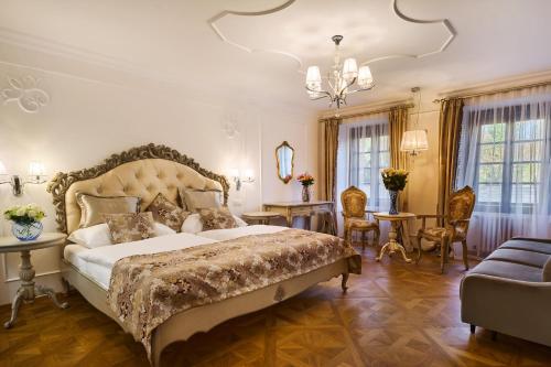布拉格的住宿－Spa Beerland Chateaux – U Zlaté Hrušky / At Golden pear，一间带大床的卧室和一间客厅