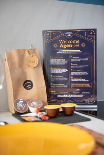 une boîte de nourriture asiatique de bienvenue à côté de deux tasses dans l'établissement WelcomeAgen*Gatsby*Clim*Fibre, à Agen