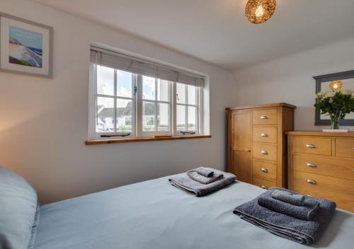 Postel nebo postele na pokoji v ubytování Dolphin Cottage