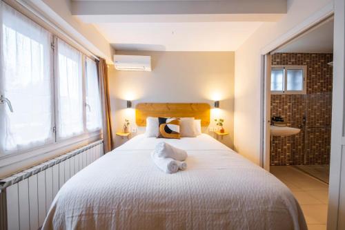 Un dormitorio con una cama grande con un animal de peluche. en Hotel Donosti, en San Sebastián