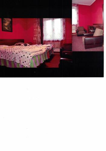 een rode kamer met een bed en een bank bij Niebocko in Niebocko