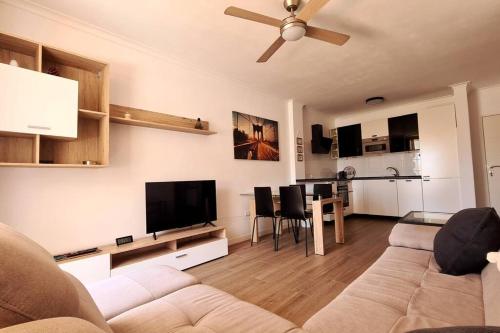 TV a/nebo společenská místnost v ubytování Apart 1 habitacion con Terraza en Playa Paraíso, piscina wifi, terraza