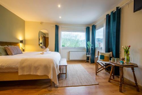 um quarto com uma cama grande e uma janela grande em Hotel Donosti em San Sebastián