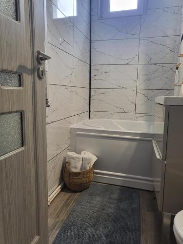 ein Badezimmer mit einer Badewanne, einem WC und einem Waschbecken in der Unterkunft Nico in Piatra Neamţ