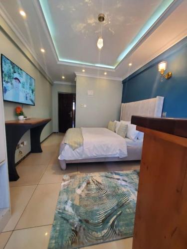 pokój hotelowy z łóżkiem i telewizorem w obiekcie Cozy Studio Stay Kilimani Valley Acarde Area w mieście Nairobi