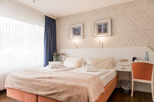 Кровать или кровати в номере Parkhotel Weber-Müller