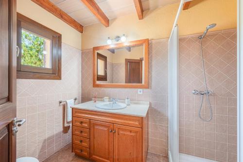ein Bad mit einem Waschbecken und einer Dusche in der Unterkunft Ca Na Neus in Pollença