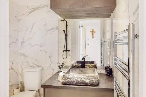 倫敦的住宿－Stunning 3 bedroom maisonette in Shepherd's Bush，一间带水槽和卫生间的浴室