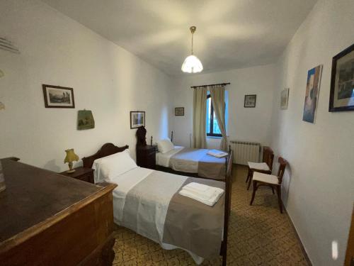 ValfabbricaにあるAgriturismo Giomici Bioのベッド2台とテーブルと椅子があるホテルの部屋