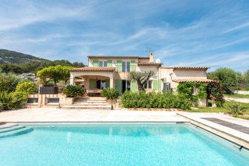une villa avec piscine devant une maison dans l'établissement Villa Tourrettes, à Tourrettes-sur-Loup