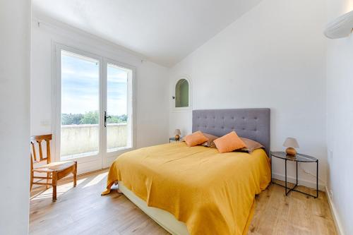 une chambre avec un lit et une grande fenêtre dans l'établissement Villa Tourrettes, à Tourrettes-sur-Loup