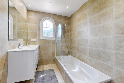 une salle de bain avec une baignoire et un lavabo dans l'établissement Villa Tourrettes, à Tourrettes-sur-Loup