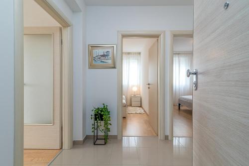 een hal met een deur naar een slaapkamer bij Apartman Marino in Trogir