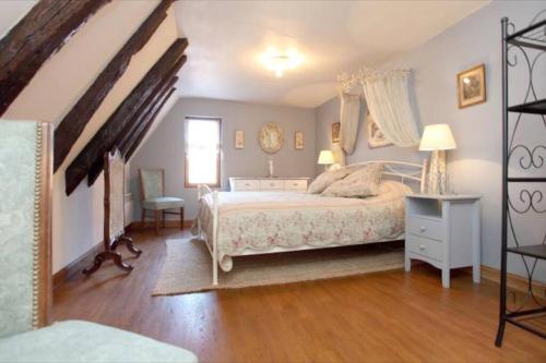 um quarto com uma cama grande e uma janela em Sarlat Town House, gîte de charme em Sarlat-la-Canéda
