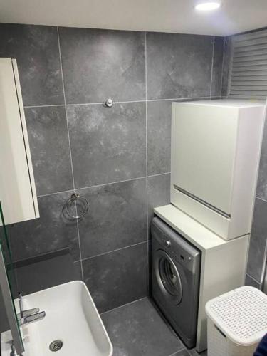 チェシメにあるDaireのバスルーム(洗濯機、シンク付)