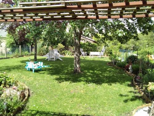 an overhead view of a garden with a pergola at Hirondelles et mésanges in Fromental