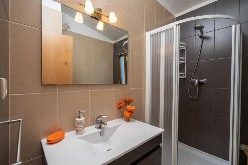 a bathroom with a sink and a shower at Vivenda Solar dos Pescadores in Armação de Pêra