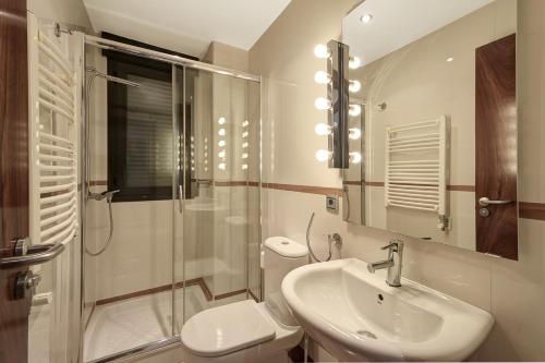 een badkamer met een toilet, een wastafel en een douche bij Casa en Granada con vistas en zona El Serrallo in Granada