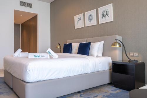 Postel nebo postele na pokoji v ubytování Spectacular Burj Khalifa view service apartment