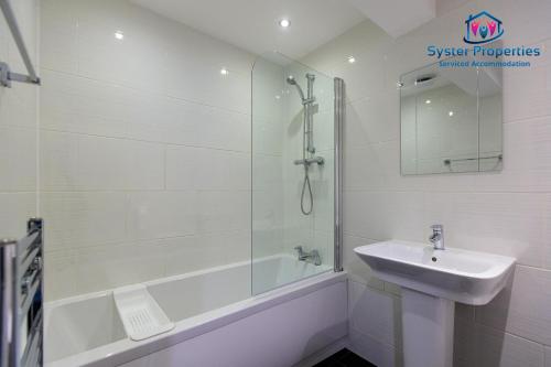 uma casa de banho com um chuveiro, um lavatório e uma banheira em Comfy Casa - Syster Properties Serviced Accommodation Leicester Families, Work, Groups - Sleeps 13 em Leicester