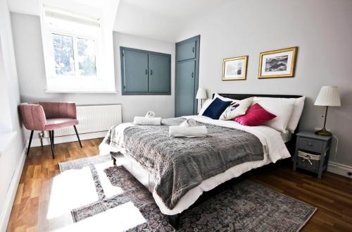 una camera da letto con un grande letto con cuscini colorati di Atlantic Way Cottage a Galway