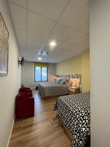 een kamer met 2 bedden in een kamer bij Casa Costoya in Arzúa