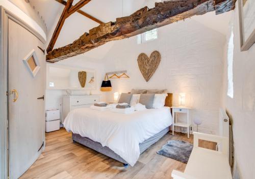 Giường trong phòng chung tại Love Cottage