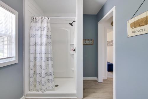 Koupelna v ubytování Walk to Lake Nautical Akron Cottage with Deck!