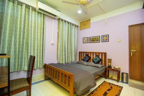 una camera con letto e finestra di BimBan's- A cozy little place a Guwahati