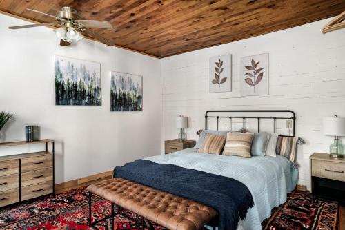um quarto com uma cama e um tecto de madeira em River Access Cabin Hot Tub Fast WiFi Fire Pit em Lost City