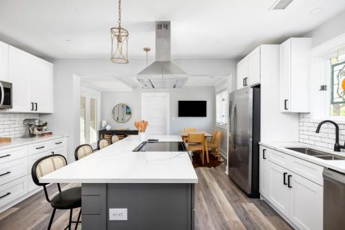 Kuchyň nebo kuchyňský kout v ubytování Palmetto Grove Walk to Shem Creek Mins to Dwtn