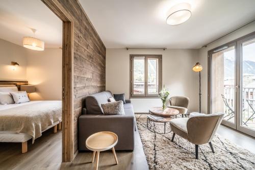 une chambre avec un lit, un canapé et une table dans l'établissement Kalmia Chamonix - BY EMERALD STAY, à Chamonix-Mont-Blanc