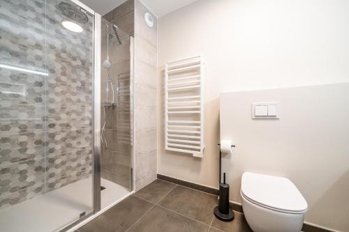 une salle de bain avec toilettes et douche dans l'établissement Kalmia Chamonix - BY EMERALD STAY, à Chamonix-Mont-Blanc