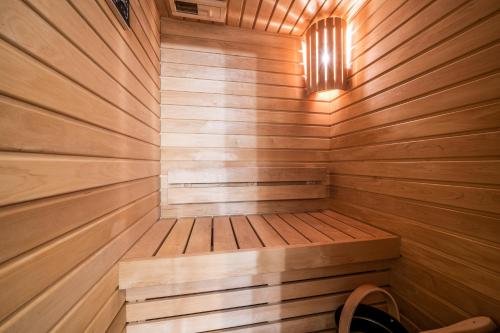 un sauna en bois avec un banc à l'intérieur dans l'établissement Kabano Chamonix - BY EMERALD STAY, à Chamonix-Mont-Blanc