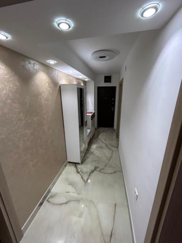 - un couloir avec un sol en marbre dans un bâtiment dans l'établissement Matej LUX Apartment, à Skopje