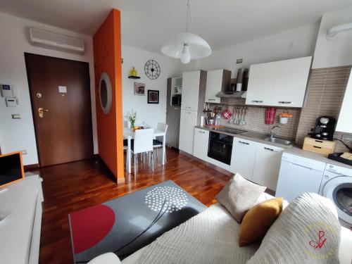 Premier Apartment Milano tesisinde mutfak veya mini mutfak