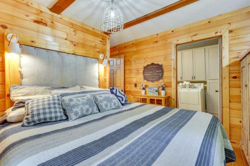 - une chambre avec un grand lit et des murs en bois dans l'établissement Pet-Friendly Haleyville Cabin Rental with Kayaks!, à Haleyville