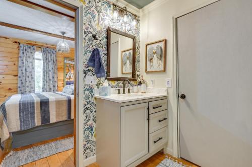 La salle de bains est pourvue d'un lavabo et d'un miroir. dans l'établissement Pet-Friendly Haleyville Cabin Rental with Kayaks!, à Haleyville