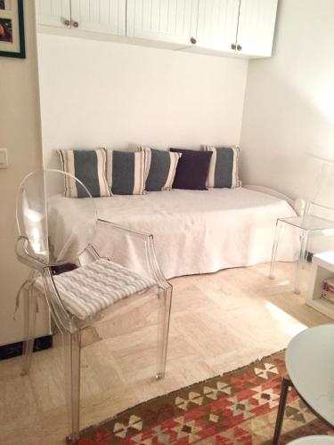 une chambre avec un lit, une chaise et un tapis dans l'établissement NiceStudio with air conditioning minimum 7 nights, à Antibes