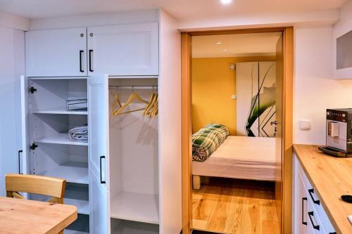 a small kitchen with a bed in a room at Chic & Blick Die Ferienwohnung in Ebermannstadt