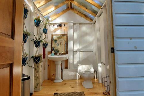 y baño con aseo blanco y lavamanos. en The Stabbin Cabin on Grant Island Brantingham Lake, en Glenfield
