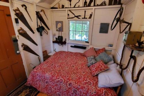 1 dormitorio con 1 cama en una casa pequeña en The Stabbin Cabin on Grant Island Brantingham Lake, en Glenfield