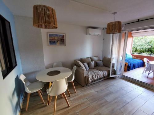 un salon avec une table et un canapé dans l'établissement Superbe appartement Cap d'Agde, au Cap d'Agde